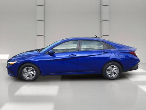 Used 2025 Hyundai Elantra SE FWD image 4