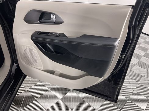 Certified 2024 Chrysler Pacifica Select image 32