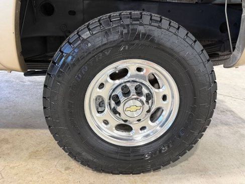 Used 2005 Chevrolet Silverado 2500 LS w/ Skid Plate Package AWD/4WD image 13