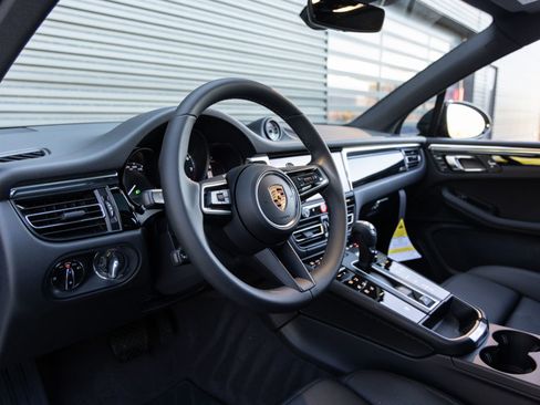 Certified 2026 Porsche Macan image 4