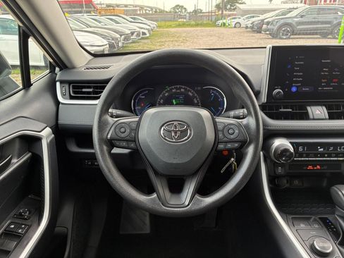 Used 2025 Toyota RAV4 LE AWD/4WD image 28