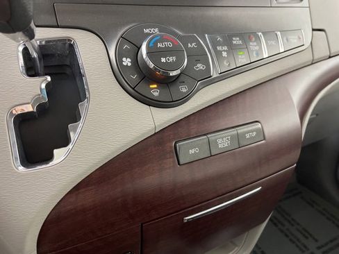 Used 2013 Toyota Sienna XLE image 14