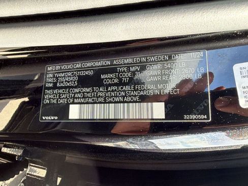 Used 2025 Volvo XC60 B5 Plus image 20