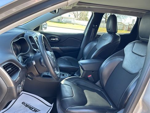 Used 2019 Jeep Cherokee Latitude Plus w/ Comfort/Convenience Group image 20