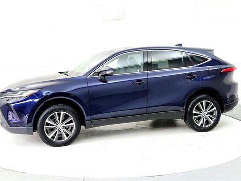 Used 2023 Toyota Venza LE image 3