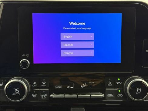 Used 2023 Toyota Highlander XLE FWD image 16