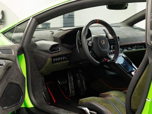 Used 2024 Lamborghini Huracan Sterrato image 13