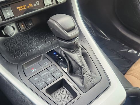 Used 2021 Toyota RAV4 XLE w/ Convenience Package image 11