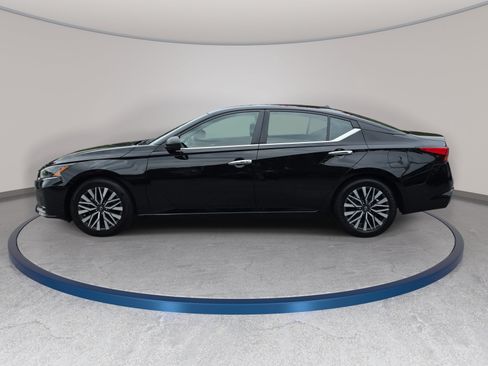 Used 2024 Nissan Altima 2.5 SV FWD image 8