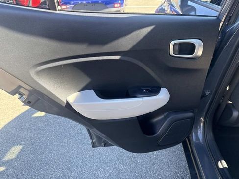 Used 2024 Hyundai Venue SEL image 16