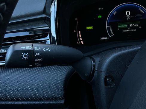 Used 2025 Toyota Camry SE image 35