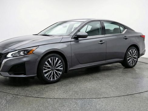 Used 2025 Nissan Altima 2.5 SV image 3