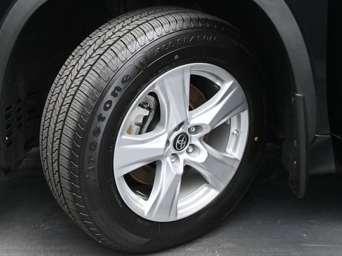 Used 2023 Toyota Highlander LE image 19