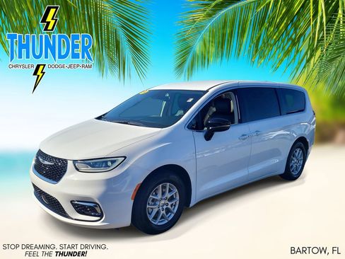 Certified 2024 Chrysler Pacifica Touring-L FWD image 2