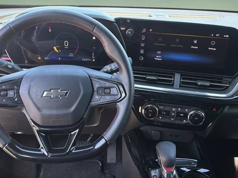 Used 2024 Chevrolet Trax RS w/ Sunroof Package FWD image 10