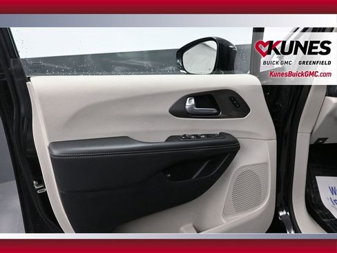 Used 2024 Chrysler Pacifica Select FWD image 27