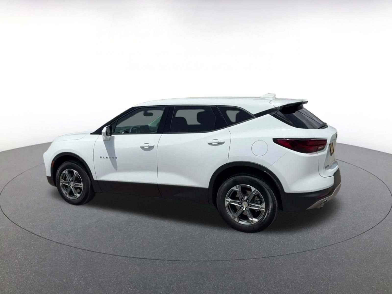 Used 2025 Chevrolet Blazer LT FWD image 9