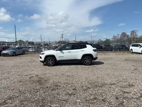 Used 2025 Jeep Compass Limited image 9