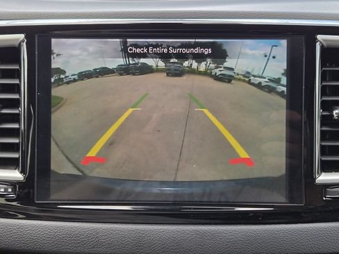 Used 2023 Chrysler Pacifica Touring-L FWD image 7