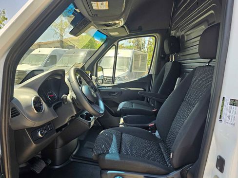 Used 2025 Mercedes-Benz Sprinter 2500 image 20