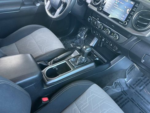 Used 2020 Toyota Tacoma TRD Off-Road w/ Technology Package image 17