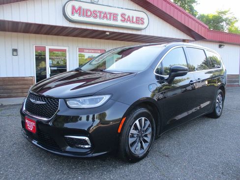 Used 2023 Chrysler Pacifica Touring-L FWD image 2