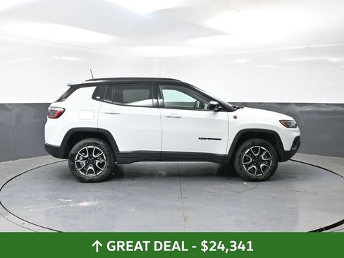 Used 2025 Jeep Compass Trailhawk AWD/4WD image 2