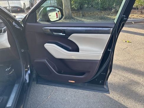 Used 2021 Toyota Highlander Limited image 36