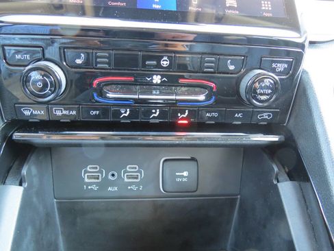 Used 2023 Jeep Grand Cherokee L Limited w/ Black Appearance Package image 15