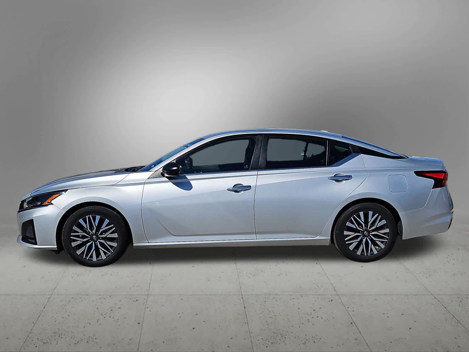 Used 2024 Nissan Altima 2.5 SV FWD image 2