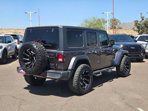 Used 2019 Jeep Wrangler Unlimited Sahara AWD/4WD image 5