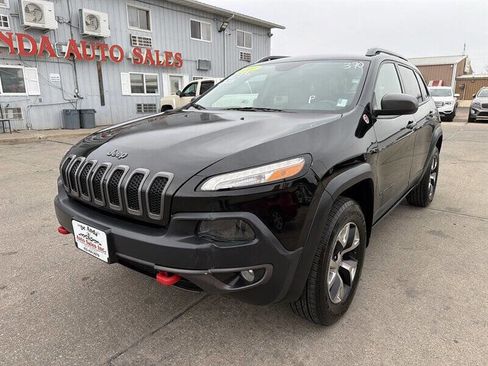 Used 2017 Jeep Cherokee Trailhawk w/ Cold Weather Group image 4