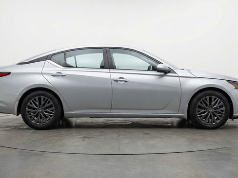 Used 2025 Nissan Altima 2.5 SV FWD image 11