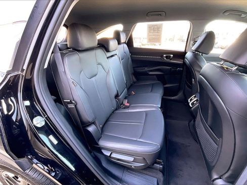Used 2025 Kia Sorento S image 27