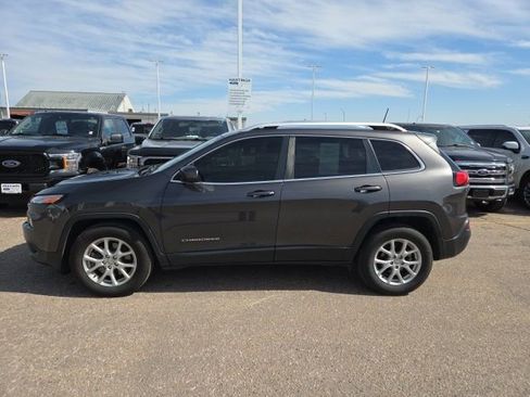 Used 2017 Jeep Cherokee Latitude image 2