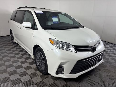 Used 2018 Toyota Sienna XLE w/ XLE Navigation Package image 1