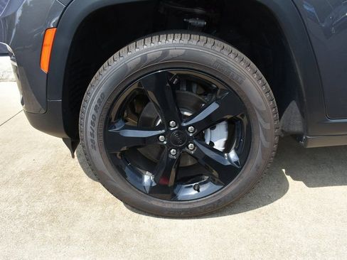 Used 2025 Jeep Grand Cherokee Limited w/ Black Appearance Package image 16