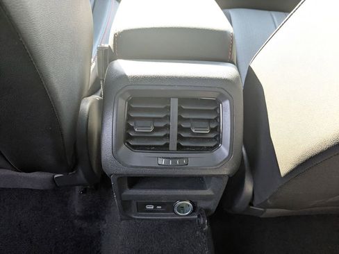 Used 2024 Volkswagen Tiguan SE image 25