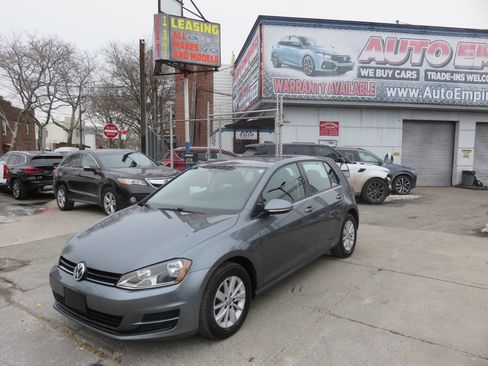 Used 2015 Volkswagen Golf S image 2
