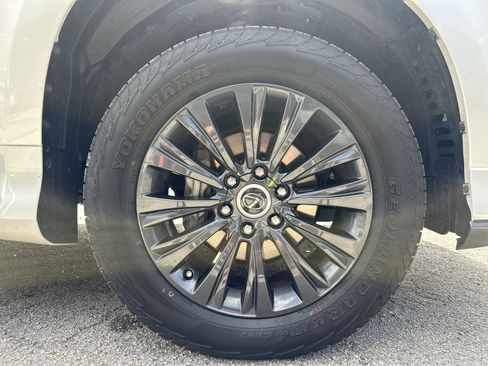 Used 2023 Lexus GX 460 Premium w/ Accessory Package AWD/4WD image 18