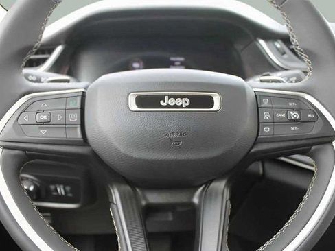 Used 2023 Jeep Grand Cherokee Laredo image 25