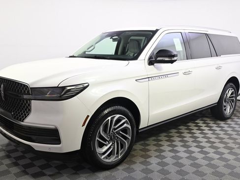 New 2025 Lincoln Navigator L Reserve image 2