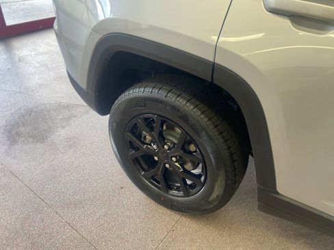 New 2025 Jeep Grand Cherokee Altitude image 19