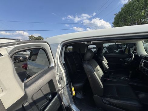 Used 2007 Toyota FJ Cruiser 2WD image 9