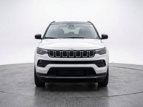 Used 2025 Jeep Compass Latitude AWD/4WD image 2