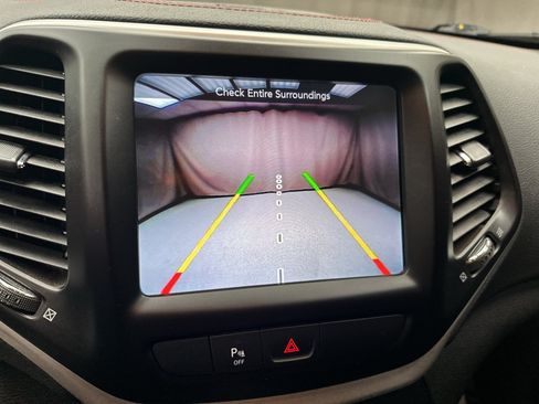 Used 2018 Jeep Cherokee Trailhawk w/ Cold Weather Group AWD/4WD image 12