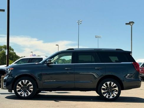 Used 2025 Ford Expedition Platinum w/ Driver's Package AWD/4WD image 53