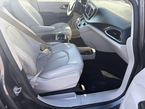 Used 2021 Chrysler Voyager Lxi image 10
