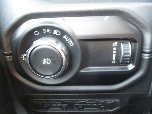 Used 2024 Jeep Wrangler Sahara image 31