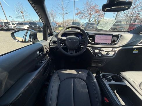 New 2026 Chrysler Pacifica Select image 13
